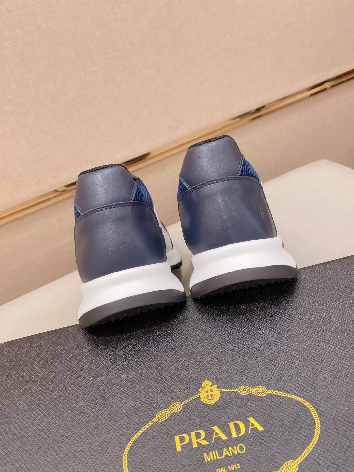 Factory price 462💰 The new PRADA (Prada) counters are launched simultaneously, new men's shoes, 😘fabrics are selected from cowhide. Lining: Mesh lining. 👍🏿 High-end ☄️ air-cushion molded anti-slip rubber outsole, exquisite lines, simple and elegant, comfortable and high-end for leisure travel. Number of yards: 38 to 44. Can be ordered for 45 non-refundable